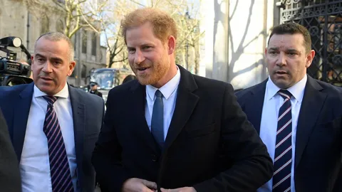 ฮือฮา เจ้าชายแฮร์รี่โผล่ศาลลอนดอน ฟังไต่สวนคดีฟ้องร้องสื่อยักษ์ใหญ่