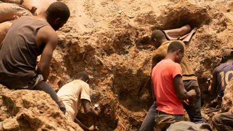 สุดระทึก คนงานเหมืองคองโก ใช้มือเปล่าขุดดินช่วยเพื่อนจากเหมืองถล่ม (คลิป)