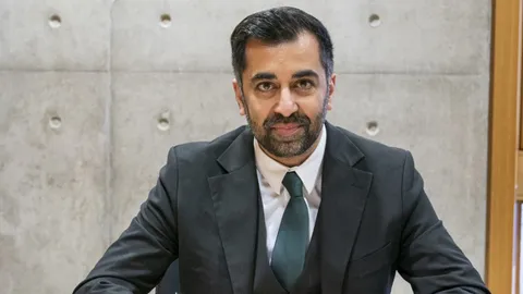 สภาสกอตแลนด์รับรอง ฮัมซา ยูซาฟ เป็นนายกรัฐมนตรีมุสลิมคนแรก