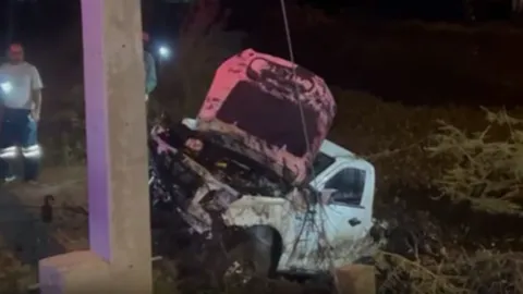 "ถนนทรุด" กระบะเสียหลักตกคลอง พลิกคว่ำหงายท้อง คนขับจมน้ำดับสลด