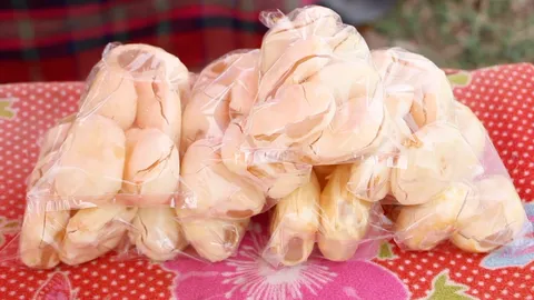 ลูกตาลคลายร้อน พ่อค้าแม่ค้าเฉาะขายริมทาง สร้างเงินกว่า 2 หมื่นต่อเดือน