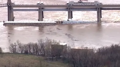 เรือบรรทุกสารเคมีล่มในแม่น้ำโอไฮโอ หวั่นสารเคมีรั่วไหลลงแม่น้ำ