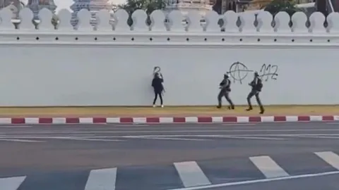 ชายพ่นสเปรย์กำแพงวัดพระแก้ว ถูกแจ้ง 2 ข้อหา ไร้ มาตรา 112 ฝากขังวันนี้ 