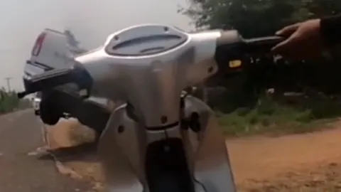 เกียร์เป็นเหตุ ตำรวจขับกระบะไล่จับกลุ่มวัยรุ่น สุดท้ายพุ่งลงคลอง