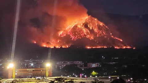 สุดสะพรึง ไฟป่าลุกท่วม "เขาชะพลู-เขาแหลม" เพลิงโหมแรง หวั่นลามสู่ชุมชน (คลิป)