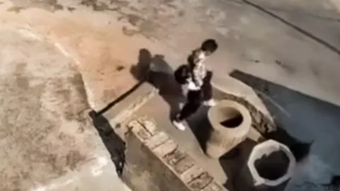  พ่อแม่แทบช็อก เด็ก 7 ขวบอุ้มเด็ก 4 ขวบทิ้งลงบ่อน้ำอ้างเลียนแบบทีวี (คลิป)