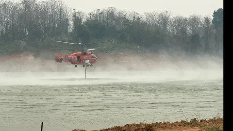 ปภ.ส่ง ฮ.ปักเป้า สู้ PM 2.5 บินตักน้ำดับไฟป่าเชียงราย 4 จุด