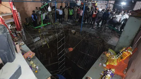 สลด พื้นปิดบ่อน้ำเก่าวัดอินเดียทรุด ผู้แสวงบุญตกลงไปตายอื้อ 35 ศพ