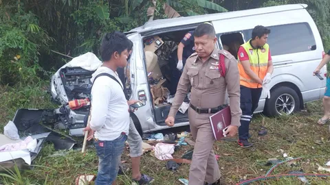 รถตู้วิ่งผิดเลน ชนรถพ่วงบรรทุกปาล์ม ดับ 6 ศพ สาหัส 5 ที่นครศรีธรรมราช