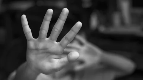 รุนแรงเหลือเกิน เพจดังเผยคลิปสาวชุดแดง นั่งคร่อมตบตีมาราธอนเกือบ 3 ชม.