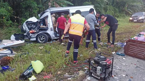 รถตู้ชน 6 ศพ คนขับหลับใน มุ่งหน้าไปเมืองคอนงานวันรวมญาติ พุ่งข้ามเลนขยี้รถพ่วง