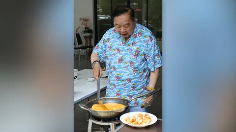 เลือกตั้ง 2566 : "ประวิตร" ใส่เสื้อฮาวาย สวมบทเชฟโชว์ทำเมนูจานโปรด "กุ้งกระเทียม" (คลิป)