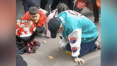 หนุ่มจีนอกหัก คุกเข่ากลางฝน นานเกือบวัน วอนแฟนสาวให้อภัย จนคนสงสาร