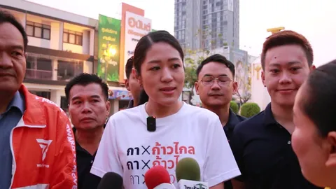 เลือกตั้ง 2566 : "ช่อ" นำ 11 ผู้สมัคร ส.ส.ก้าวไกลขอนแก่น ไหว้สิ่งศักดิ์สิทธิ์ (คลิป)