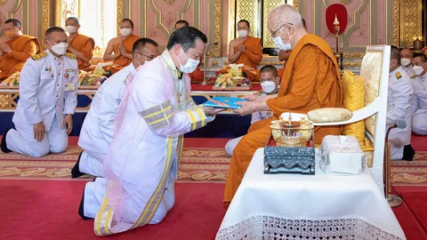สมเด็จพระสังฆราชประทานปริญญาบัตรพุทธศาสตรดุษฎีบัณฑิตกิตติมศักดิ์ แก่ ฐาปน สิริวัฒนภักดี