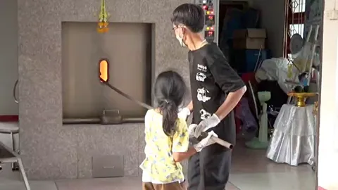 เห็นแวว "น้องน้ำฝน" เด็กหญิงวัย 8 ขวบ ไม่กลัวศพ ฝึกเป็นสัปเหร่อจิ๋ว