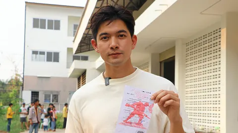 หลังผ่อนผันมา 5 ครั้งแล้ว "เข้ม–หัสวีร์" ก็เข้ารับการคัดเลือกทหาร ผลคือจับได้ใบดำ