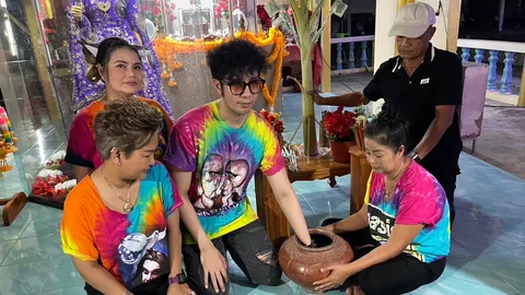 พี่น้อง "พุ่มพวง ดวงจันทร์" รวมตัวทำบุญ คอหวยถูกใจ "น้องเพชร" ล้วงเลขเด็ดงวดนี้