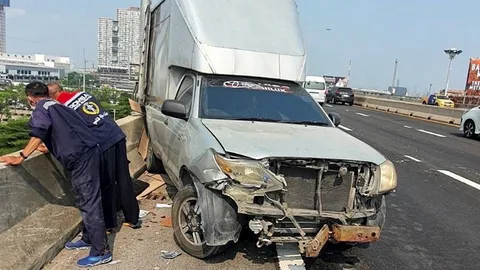 ช่างดวงขาด กระเด็นตกทางด่วน รถกระบะยางแตก! เหวี่ยงกระแทกร่วง