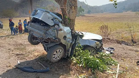 สลด รถเก๋ง "ยางระเบิด" ทำเสียหลักพุ่งชนต้นไม้ที่ลพบุรี คนขับดับคาที่