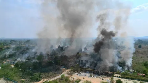 ระทึก อากาศร้อนไฟปะทุลุกไหม้ป่ารกร้าง เผานับสิบไร่กลางชุมชนนาจอมเทียน (คลิป)