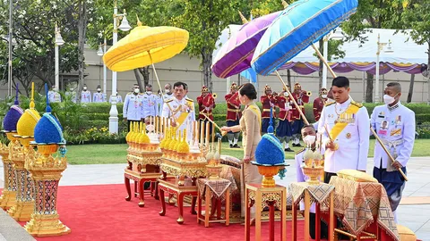 ในหลวง พระราชินี เสด็จฯไปในการพระราชพิธีวันพระบาทสมเด็จพระพุทธยอดฟ้าจุฬาโลกมหาราช