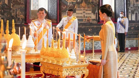 "ในหลวง-ราชินี-พระองค์ที" เสด็จวันมหาจักรีบรมราชวงศ์