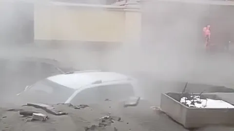 ระทึก รถตกหลุมยุบในรัสเซีย พ่อลูกเคราะห์ร้าย โดนน้ำร้อนลวกสุดสยอง (คลิป)