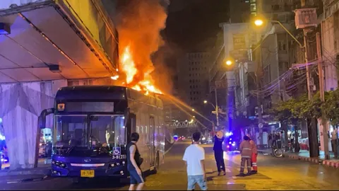 ดับวุ่นกลางดึก รถเมล์ไฟฟ้าชนคานสะพานลอย ไฟไหม้กลางแยกประตูน้ำ (คลิป)