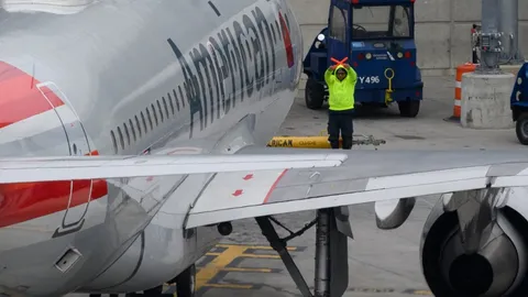 ตร.ลากผดส.เฟิร์สคลาสลงจากเครื่อง หลังอาละวาดเพราะไม่ได้เครื่องดื่มย้อมใจ (คลิป)