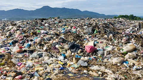 ชาวบ้านวอน อบต.สนามแย้ย้ายบ่อขยะไว้จุดอื่น กระทบทั้งกลิ่นและน้ำขยะ