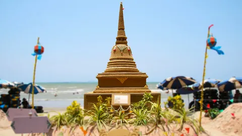 เปิดที่มา "ประเพณีก่อเจดีย์ทราย" จากความเชื่อสู่ประเพณีคู่สงกรานต์ 2568