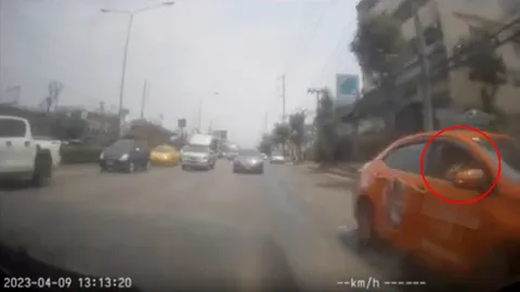 เก๋งกระจกรถแตก นึกว่าอากาศร้อน เปิดกล้องหลังรถ เจอแท็กซี่ยิงหนังสติ๊กใส่