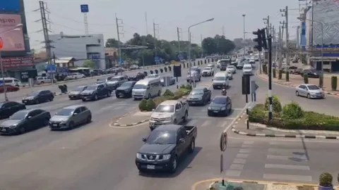 สายเหนือถนนพหลโยธินเริ่มหนาแน่น ปริมาณรถมาก ตร.เมืองนครสวรรค์พร้อมรับมือ