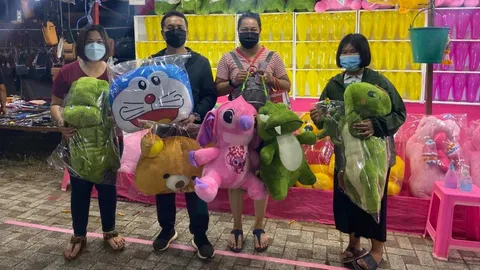 เทพปาโป่งเพชรบูรณ์ กวาดรางวัลมาเพียบ แม่นจนขายตุ๊กตาตัวใหญ่ทำรายได้งาม (คลิป)