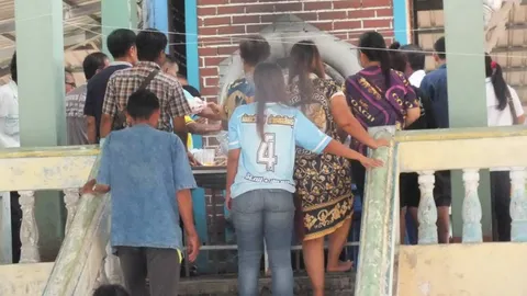 สัปเหร่อ อ.บ่อไร่ จัดโต๊ะจีนฉายหนังทำบุญให้ผีไร้ญาติ หลังมาเข้าฝันว่าหิวโหย