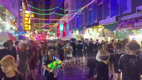 หาดใหญ่คึกคัก จัดสงกรานต์มิดไนท์ ปิดถนนเล่นน้ำ นทท.แห่ร่วมคึกคัก