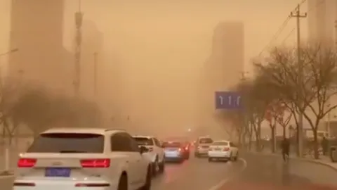 จีนเผชิญพายุฝุ่นทราย ส่งผลค่ามลพิษพุ่ง