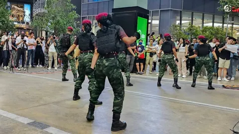 ทหารปลอมเป็นทหาร โชว์สเตปแดนซ์ k-pop กลางสยามฯ ไม่แพ้โอปป้า ออนนี่