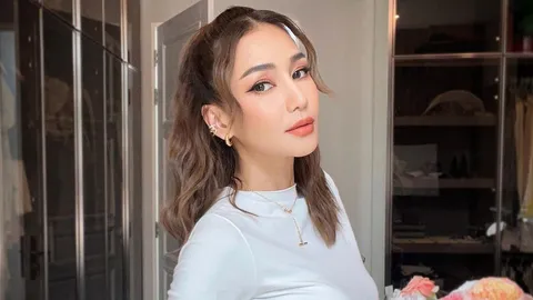 คุณแม่ "เนย โชติกา" ก็ไม่พลาดตามกระแสนักท่องเที่ยวจีนหยิบชุดนักเรียนมาแต่งเที่ยวพัทยา