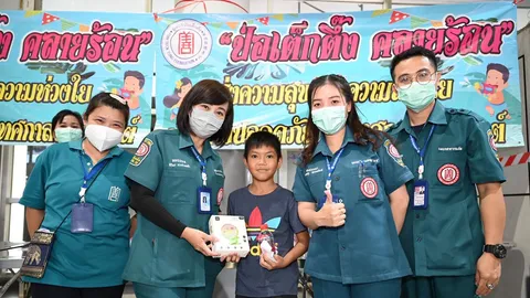 ป่อเต็กตึ๊งแจกพัดลมมือถือ ทิชชูเปียก น้ำดื่ม แก่ผู้เดินทางช่วงเทศกาลสงกรานต์