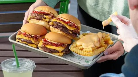 SHAKE SHACK เบอร์เกอร์ดังจากนิวยอร์ก ปักหมุดเสิร์ฟความอร่อยแฟนคลับเมืองไทย