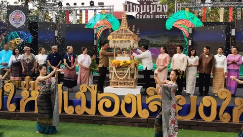 เริ่มแล้วสงกรานต์ล้านนา ผู้ว่าฯ นำชาวเชียงใหม่ตักบาตรวันปี๋ใหม่เมือง