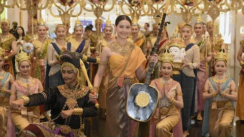 ไอคอนสยาม จัดขบวนแห่นางสงกรานต์สุดอลังการ ชูคอนเซปต์มหัศจรรย์เจ้าพระยา มหาสงกรานต์