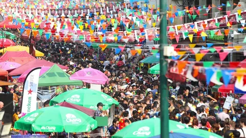 สงกรานต์วันแรกคึกคัก นักท่องเที่ยวแห่เช็กอิน "ถนนข้าวสาร" จนติดเทรนด์ทวิตเตอร์