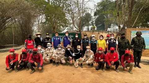 ผู้ว่าฯ เชียงราย ให้กำลังใจทีมดับไฟป่าดอยจระเข้ หลังระดมกำลังดับตลอดคืน