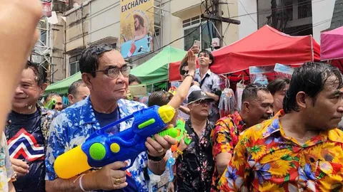 "บิ๊กตู่" ลุย เล่นสงกรานต์ ถนนข้าวสาร ไม่ได้เล่นมา ตั้งแต่อายุ 15 ปี (คลิป)