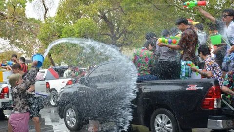 สงกรานต์เชียงใหม่เปิดสงครามสายน้ำกลางเมือง สาดกันชุ่มฉ่ำแม้อากาศร้อนระอุ