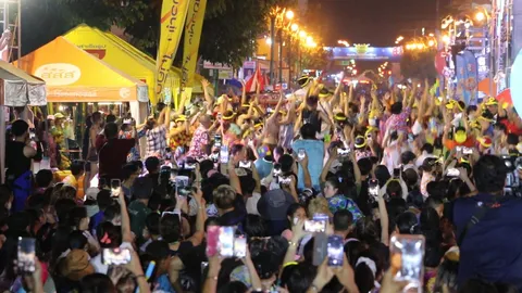 สงกรานต์ขอนแก่นวันที่ 2 ถนนข้าวเหนียวคนกว่าแสนร่วมทำคลื่นมนุษย์ไร้แอลกอฮอล์