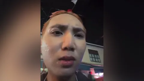 หนุ่มเตือนภัย เล่นสงกรานต์ถนนข้าวสาร เจอคนใช้ "น้ำจิ้ม" ผสมน้ำฉีดใส่หน้า (คลิป)